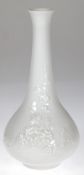 Meissen-Vase, weiß mit Blumenrelief, 1. Wahl, H. 25,5 cm