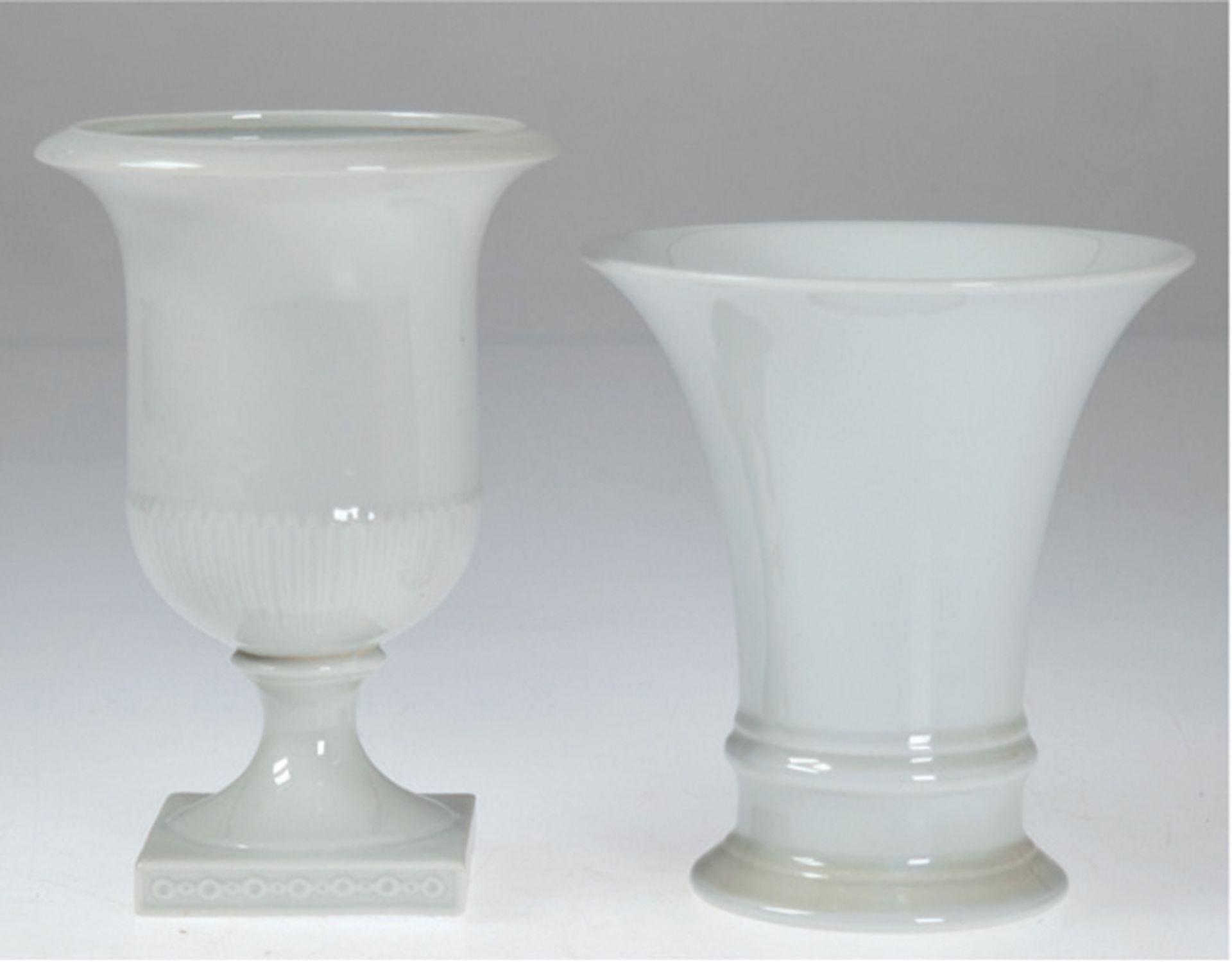 2 Vasen, weiß, Fürstenberg, Krater- und Trompetenform, H. 13cm und 15 cm