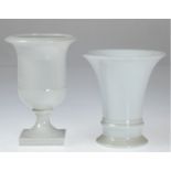 2 Vasen, weiß, Fürstenberg, Krater- und Trompetenform, H. 13cm und 15 cm