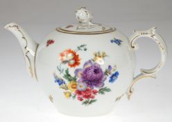 Teekanne, Fürstenberg 1. Hälfte 20. Jh., gebauchter Korpus mit reicher polychromer Blumenmalerei un