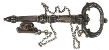 Nadeletui, um 1840, Silber, ca. 19 g, in Form eines Schlüssel mit Kette, L. 10 cm