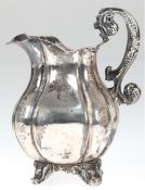 Sahnekännchen, 19. Jh., Silber geprüft, 165 g, vertikal gegliederter Korpus auf 4 reliefierten Füßc