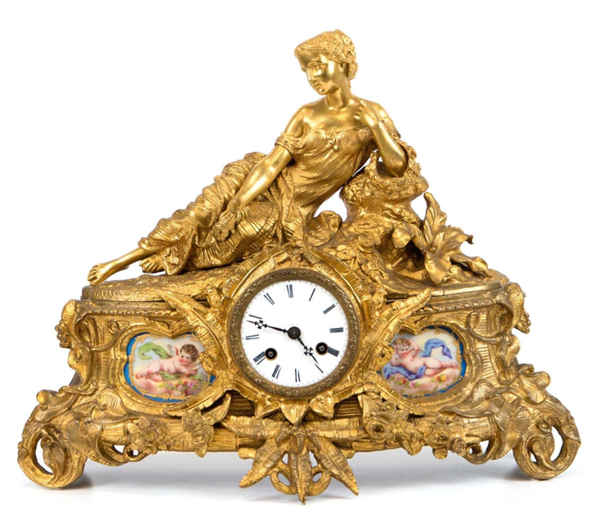 Pendule, Frankreich um 1860, vergoldetes Bronzegehäuse, figürlich, liegende Frau mit Blumenkranz, i