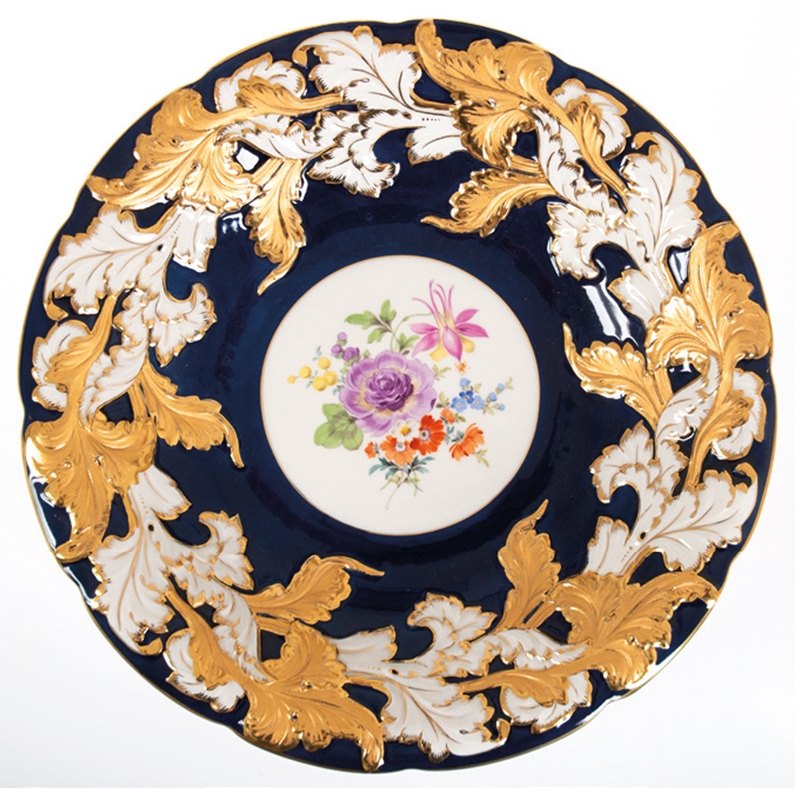 Meissen-Prunkschale, im Spiegel bunte Blumenmalerei, kobaltblaue Fahne mit vergoldetem und goldkont