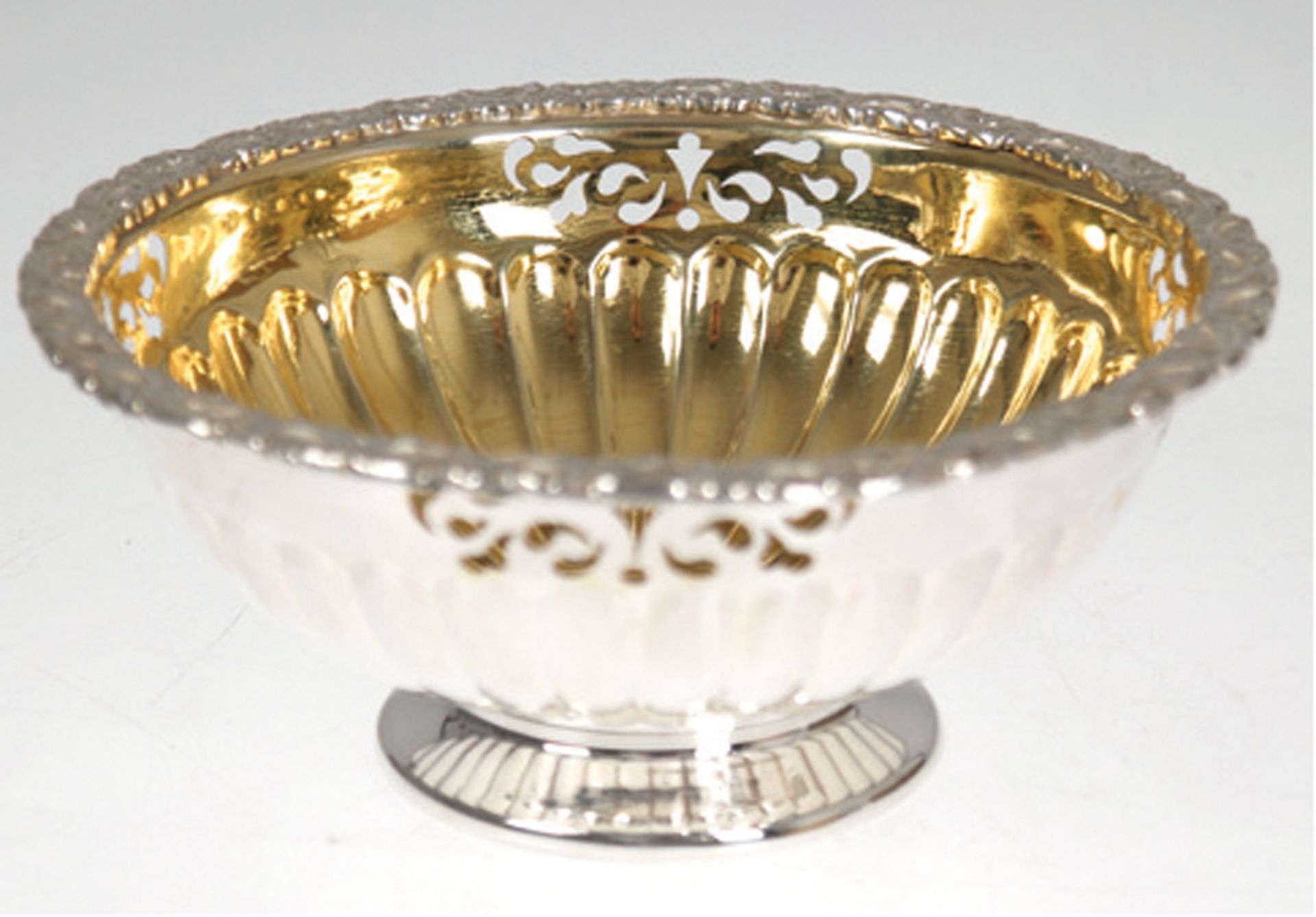 Schale, 800er Silber, innen vergoldet, auf Rundfuß, godronierte Wandung z.T. durchbrochen, reliefie