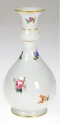 Meissen-Vase, 19. Jh., Streublümchen, Goldrand, 1. Wahl, H. 15,5 cm