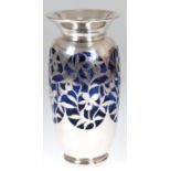 Silber-Overlay-Vase, gestempelt, Spahr 1000, blauer Glaskorpus mit floral durchbrochener Silberaufl