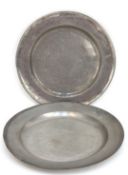 2 große Zinn-Platten, rund, 18. Jh., dabei 1x Lübeck, Dm. 35,5 cm und ziselierte Platte, im Spiegel