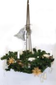Hängender Adventskranz, Metallgestell, mit 4 Kerzen, weihnachtlich dekoriert, H. 74 cm, Dm. 55 cm