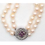 Perlen-Kette, 2-reihig, 585er WG-Schließe mit 4 Rubinen besetzt, einzeln geknotet, Perlen-Dm. 7 mm,