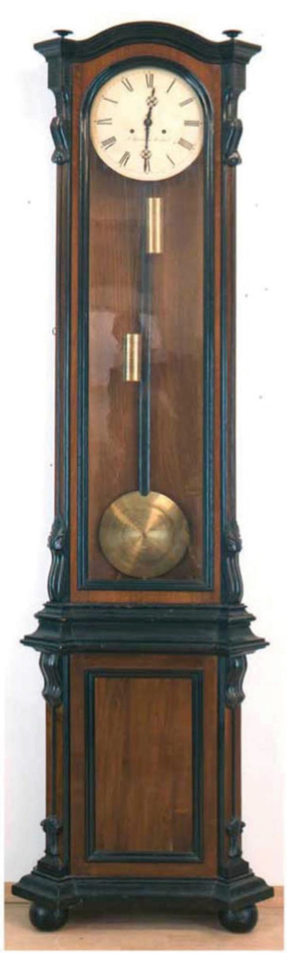 Standuhr, um 1860, Mahagoni, z.T. ebonisiert, 3-seitig verglastes Gehäuse, emailliertes Zifferblatt