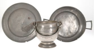 3 diverse Zinn-Teile, Anfang 19. Jh., dabei Henkelgefäß, H. 16 cm, Steilwandschüssel mit 2 Henkeln,