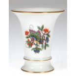 Meissen-Vase, Chinesischer Schmetterling, bunt mit Kupferfarben und Goldrand, 1. Wahl, H. 10 cm