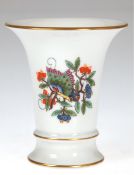 Meissen-Vase, Chinesischer Schmetterling, bunt mit Kupferfarben und Goldrand, 1. Wahl, H. 10 cm