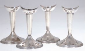 4 Kerzenleuchter, Schweden 1960 und 1967, Silber, punziert, runder gefüllter Stand mit Ornamentfrie