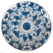 Fayence-Platte, 19. Jh., florale Blaumalerei auf hellgrauem Grund, Rand rep. und best., durchgehend