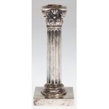 Leuchter in Form einer antiken Säule, 800er Silber, auf quadratischem Stand, 250 g, H. 17 cm