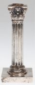 Leuchter in Form einer antiken Säule, 800er Silber, auf quadratischem Stand, 250 g, H. 17 cm