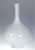 Meissen-Vase, weiß, Entwurf Ludwig Zepner, stark gebauchter Korpus vollflächig mit Einmuldungen, Sc