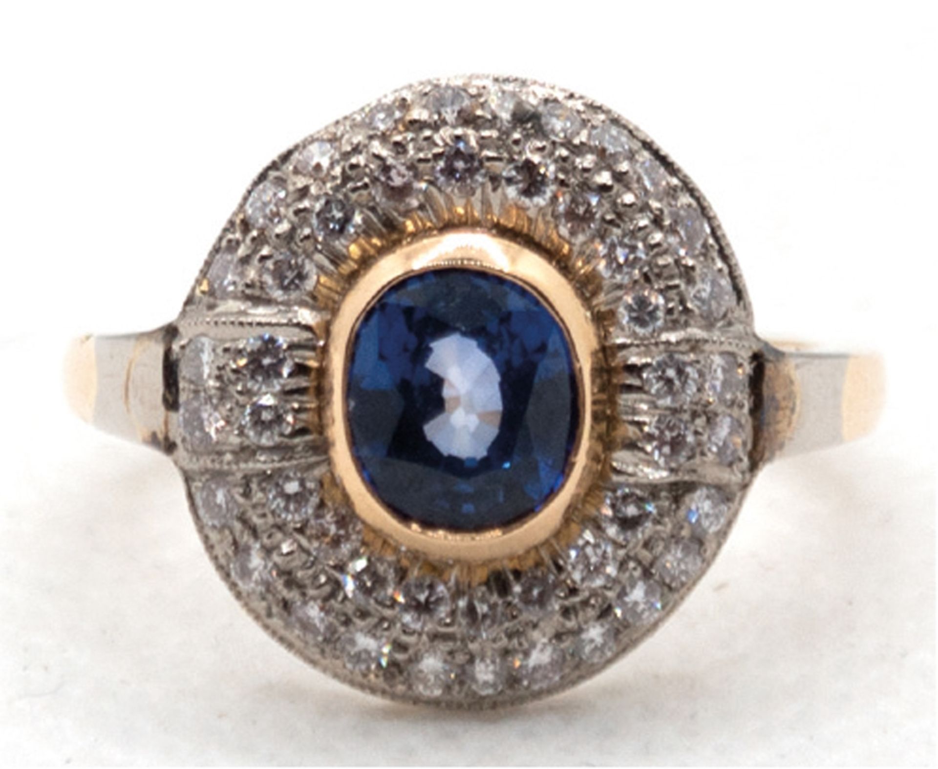 Ring, 750er GG, Saphir 1,43 ct., feine Farbe, Brillanten 0,48 ct., Ringkopf 1,6 x 1,5 cm, Innendur