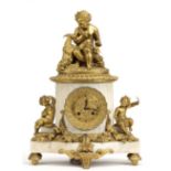 Tischuhr um 1800, Alabastergehäuse mit vergoldeten figürlichen Bronzen, seitl. 2 musizierende Putt