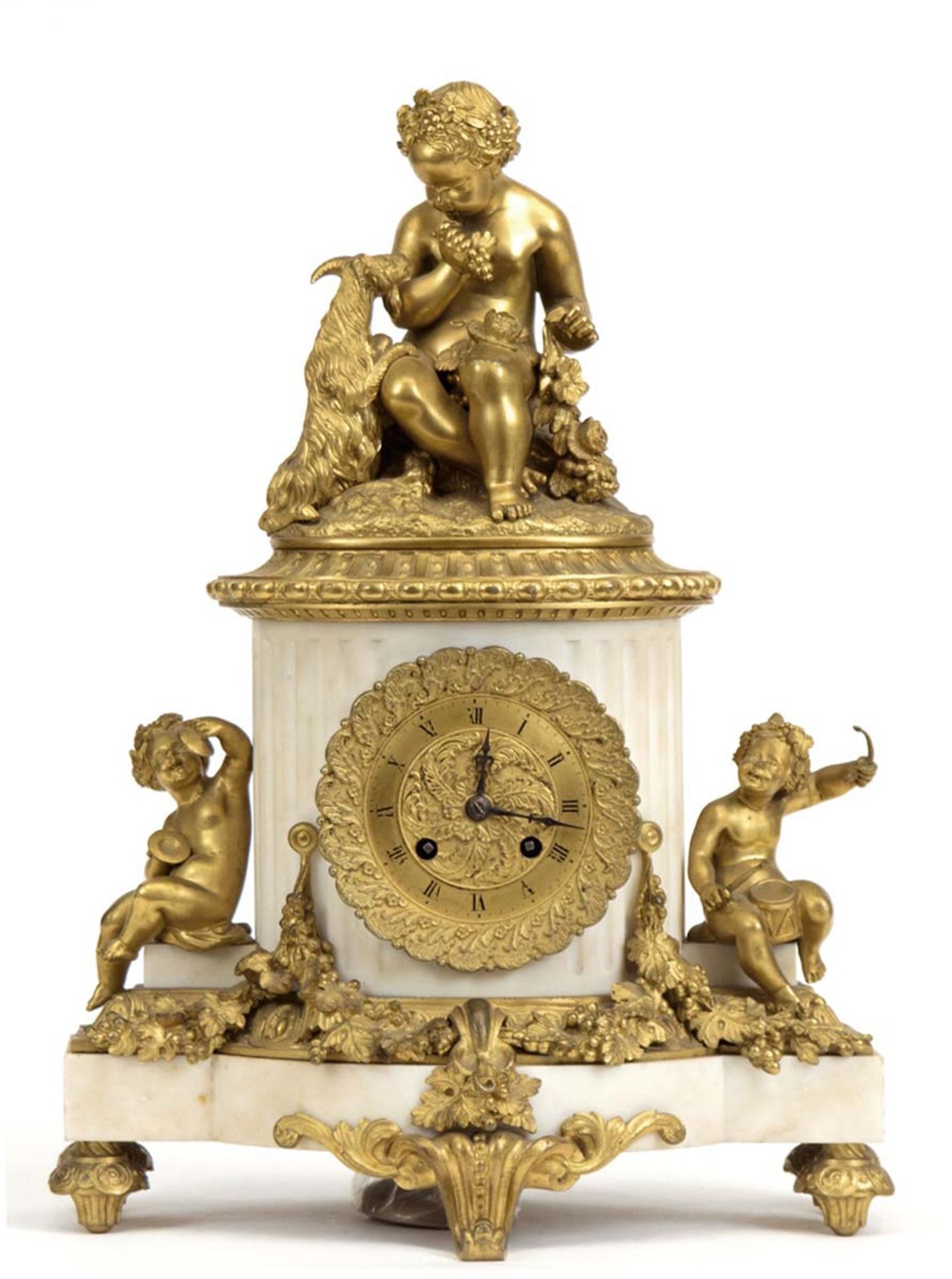 Tischuhr um 1800,  Alabastergehäuse mit vergoldeten figürlichen Bronzen, seitl. 2 musizierende Putt