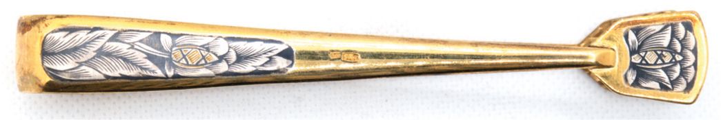 Zuckerzange, UdSSR, 875er Silber, vergoldet, mit Floral- und Ornamentaldekor, L. 13 cm