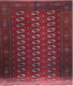 Teppich, Pakistan, 185x126 cm, rotgrundig mit zentralem Muster, Fransen gekürzt, mittig belaufen