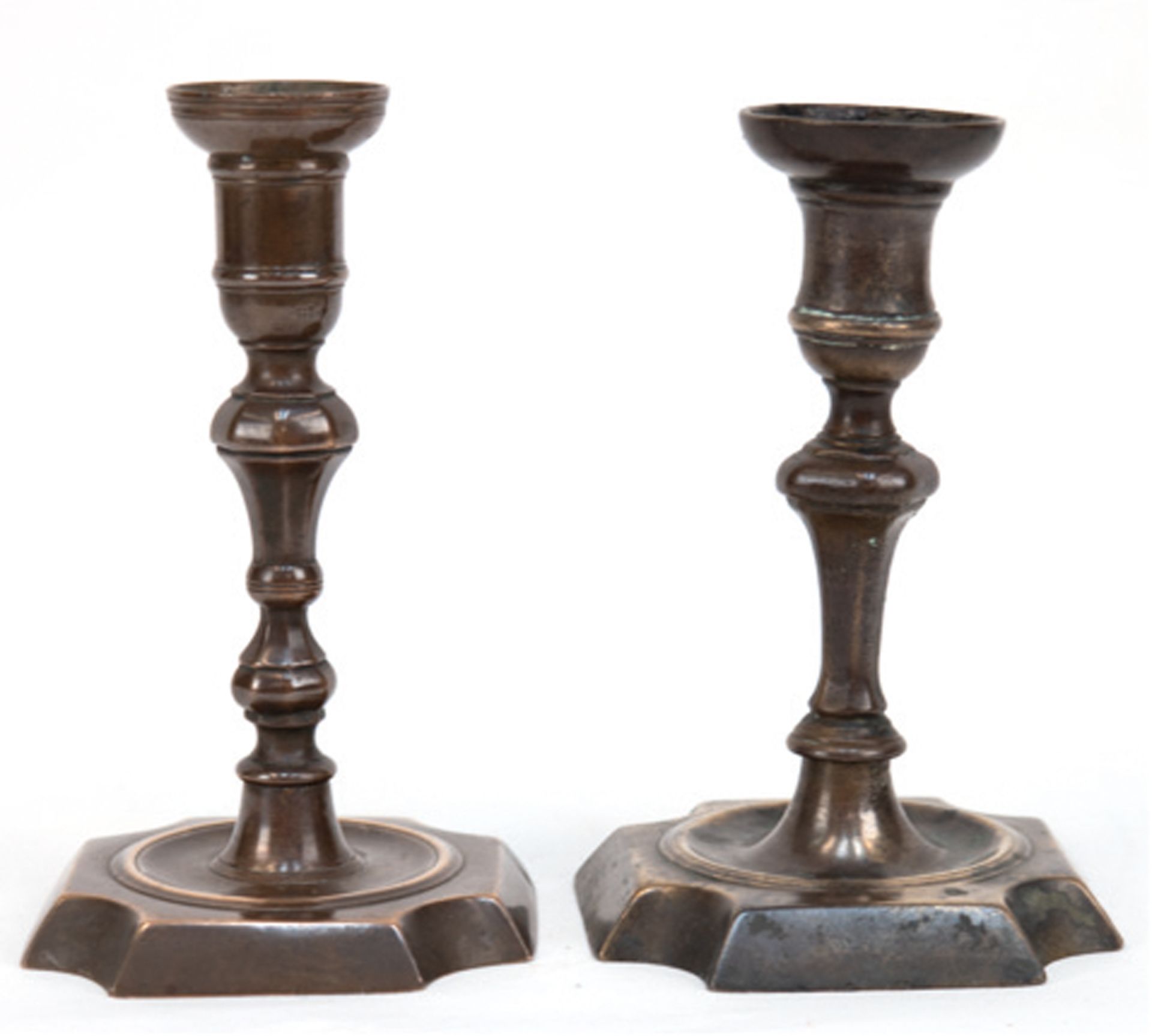 Paar Bronzeleuchter, 19. Jh., Fuß mit eingezogenen Ecken, geschraubter, gegliederter Schaft in Tüll