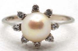Ring mit echter Akoya-Perle, Durchmesser 8 mm, WG 750, 3,1 g, weiße Spinelle, RG 54, Innendurchmess