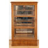 Biedermeier-Vitrine, Kirsche furniert mit Eschebändern, 3-seitig verglast, rückseitig verspiegelt,