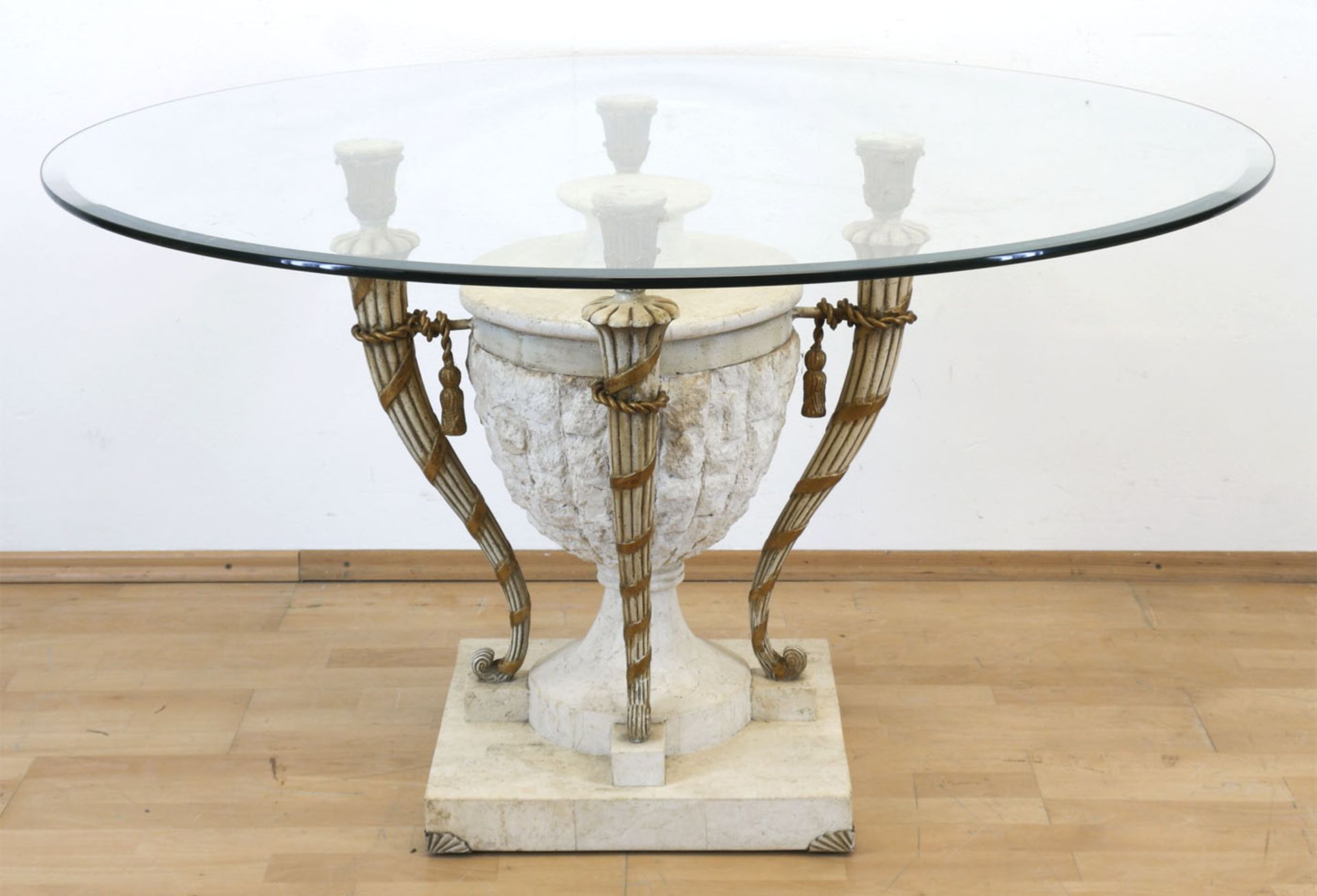 Design-Tisch, 70/80er Jahre, Gußmasse in Marmor- bzw. Steinoptik, vasenförmiger Fuß, 4-seitig Füllh