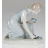 Porzellan-Figur "Blumen pflückendes Mädchen", Metzler & Ortloff, Unterglasurbemalung in Blau- und B