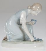 Porzellan-Figur "Blumen pflückendes Mädchen", Metzler & Ortloff, Unterglasurbemalung in Blau- und B