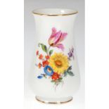 Meissen-Vase, Buntes Blumenbukett, Goldrand, 1. Wahl, H. 11 cm
