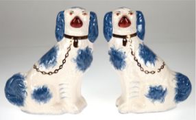 Paar Kaminhunde "Spaniel", Staffordshire, Keramik, blaue Fellbemalung, craqueliert, H. 23,5 cm