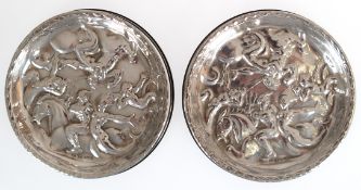 Paar Untersetzer, 830er Silber, Schweden,  Entwurf Carl Milles "Das Spiel der Winde", schwarzer Kun