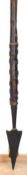 Saufeder, wohl 18. Jh., pfeilförmige Eisenklinge (korrodiert), L. 34 cm, Holzstange mit Lederumwick