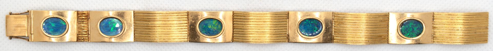 Gliederarmband, 750er GG, besetzt mit 5 ovalen Opalen, Glieder z.T. mit Streifendekor, 