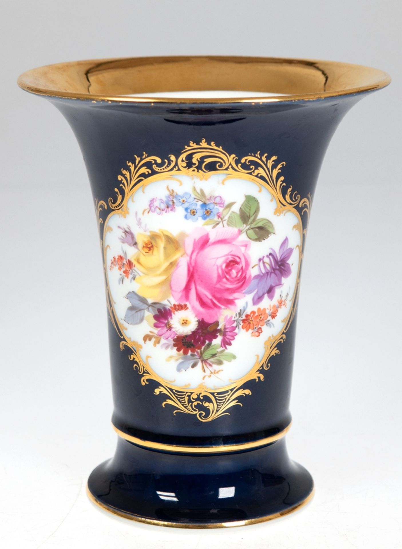 Meissen-Trompetenvase, Knaufzeit (1850-1924), kobaltblau mit breitem Goldrand, polychromes Blumenbu