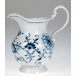 Meissen-Milchkännchen, Zwiebelmuster, Unterglasur blaue Schwertermarke, 3 Schleifstriche, H. 15 cm