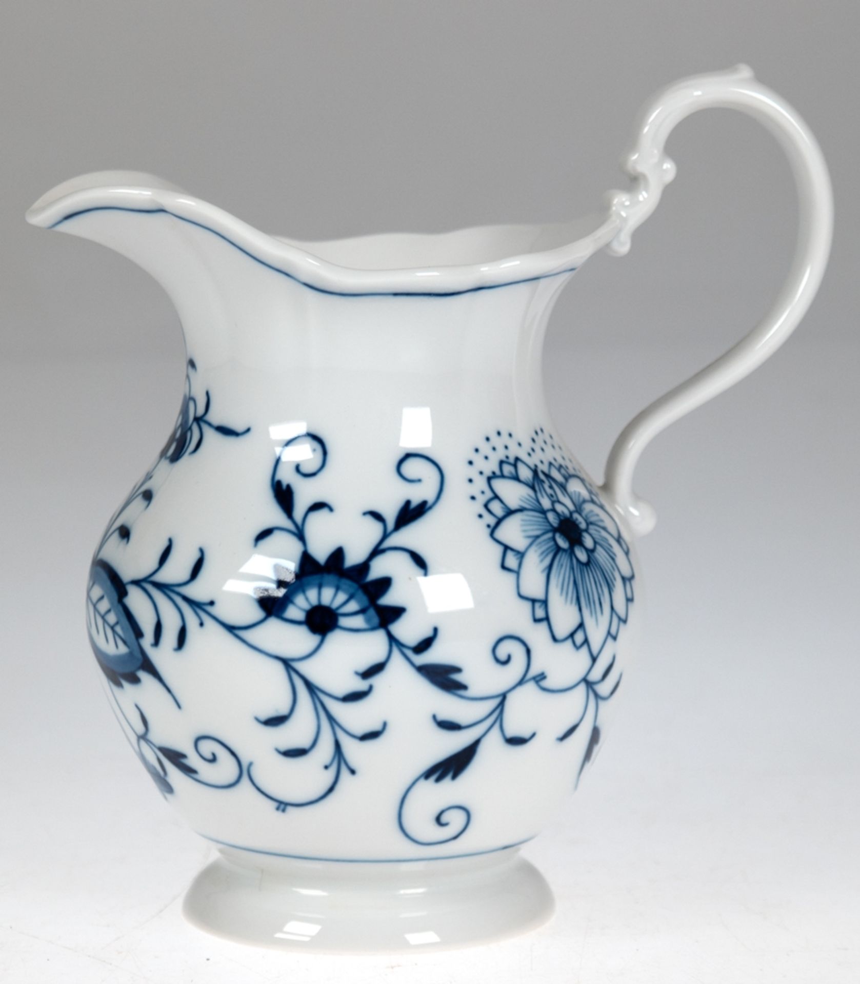 Meissen-Milchkännchen, Zwiebelmuster, Unterglasur blaue Schwertermarke, 3 Schleifstriche, H. 15 cm