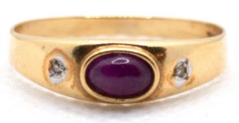 Ring, 750er GG, besetzt mit ovalem Rubin-Cabochon flankiert von 2 kl. Diamanten, RG 59,5