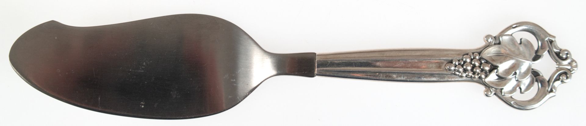Tortenheber mit Silbergriff, Dänemark 1947, durchbrochenes Griffende mit Traubendekor, L. 24 cm