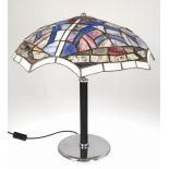 Tischlampe im Tiffany-Stil, verchromtes Fußgestell auf rundem Stand, Schirm aus mosaikartig gefaßte