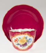 Meissen-Mokkatasse mit UT, 1924-1834, purpur,  in goldgerahmter Kartusche bunte Blumenmalerei, Gold