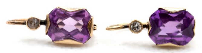 Paar Ohrringe, 585er GG, je besetzt mit facettiertem Amethyst und  Diamant, L. 1,8 cm