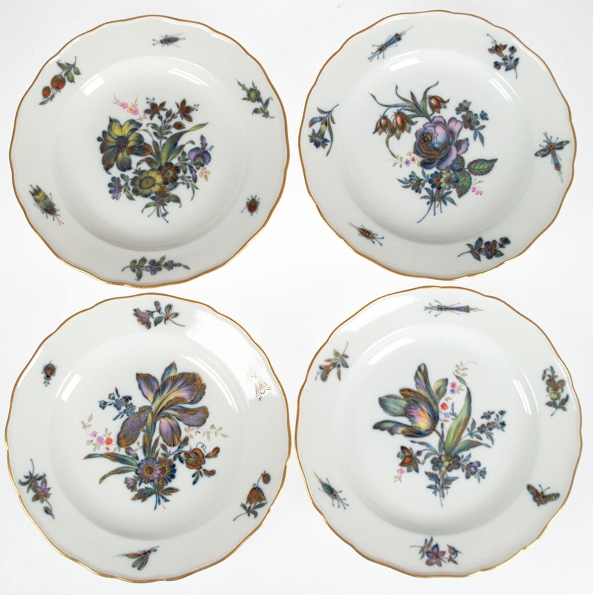 4 Meissen-Speiseteller, Knaufzeit (1850-1924), Buntes Blumenbukett und Insekten mit Goldkonturierun