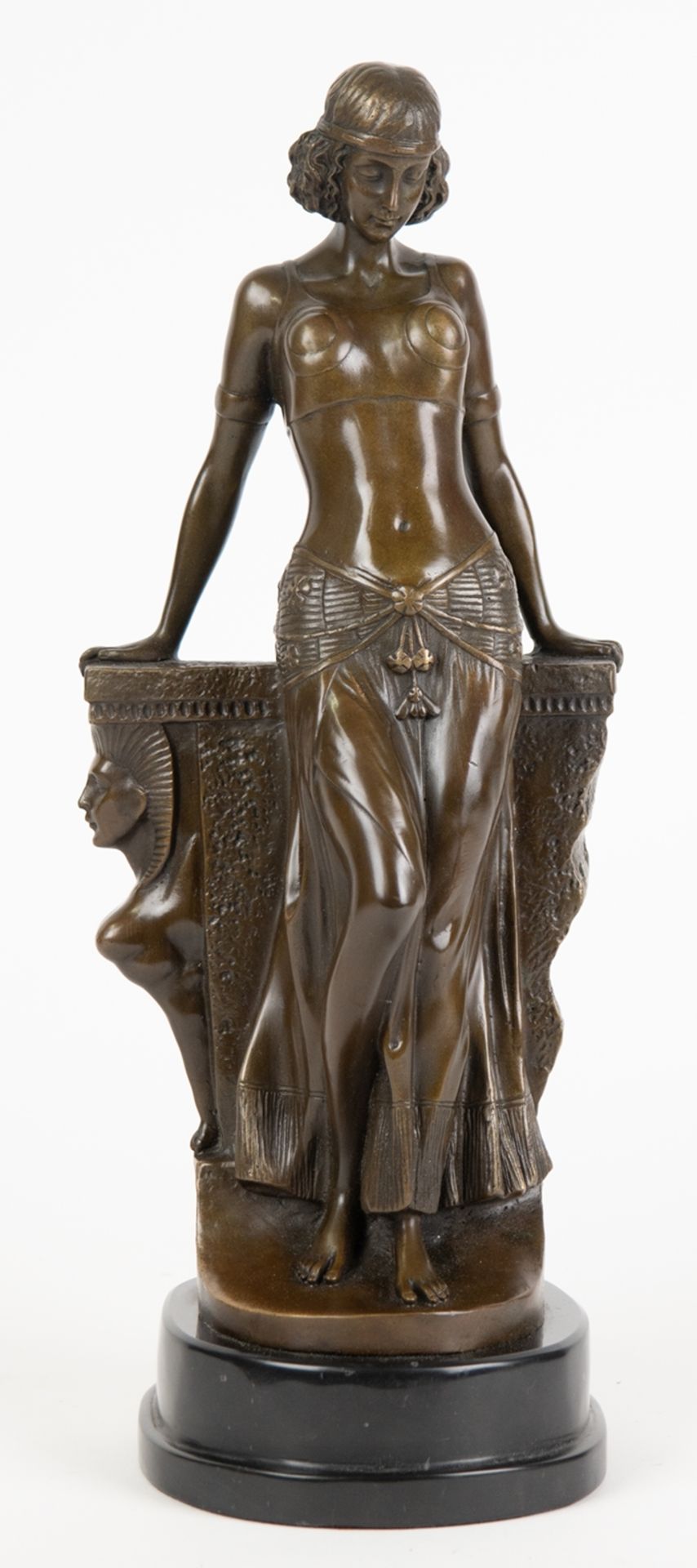 Bronze-Figur im Art-Deco-Stil "Ägypterin an Balustrade stehend", Nachguß, braun patiniert, bez. "Mi