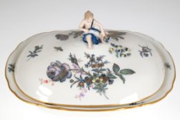 Meissen-Terrine, plastischer Putto mit Füllhorn als Deckelbekrönung (repariert), Knaufzeit (1850-19